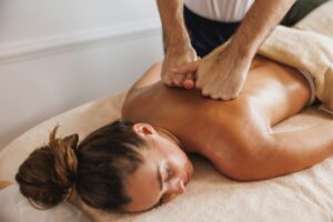 Explorez les différentes expériences de massage naturiste à Paris